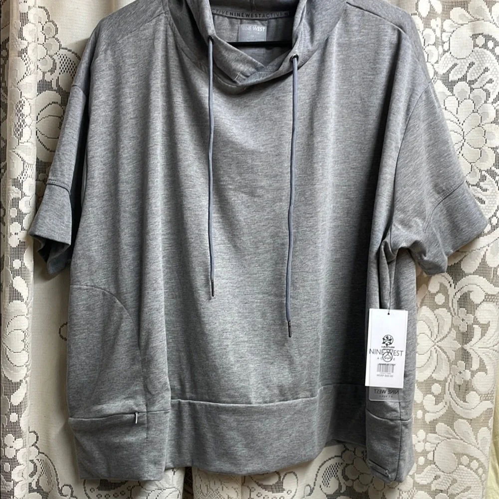 Nine West Heather Gray Short Sleeve Top Activewear top with hoodie New with Tags - Picture 1 of 9